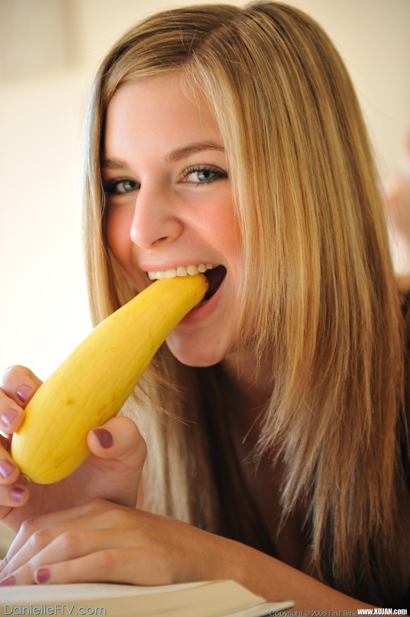 Danielle FTV plays with a Courgette in her Pussy - Photo #3399577