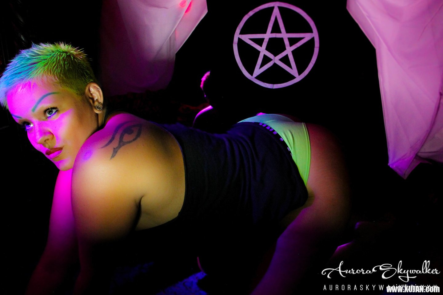 Sexy Saintly Nix likes showing her massive Booty - Photo #3400580