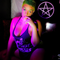 Sexy Saintly Nix likes showing her massive Booty