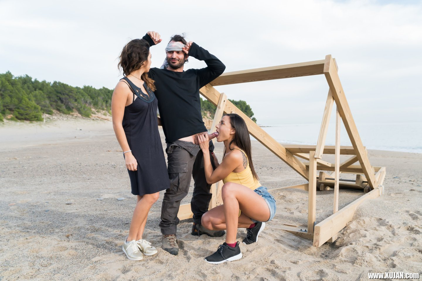 Kinky young Cassie Del Isla joins bondage threesome sex on the beach - Photo #3406496