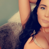 Evelyn White loves to tease and take nude Selfies