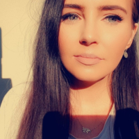 Evelyn White loves to tease and take nude Selfies