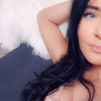 Evelyn White loves to tease and take nude Selfies