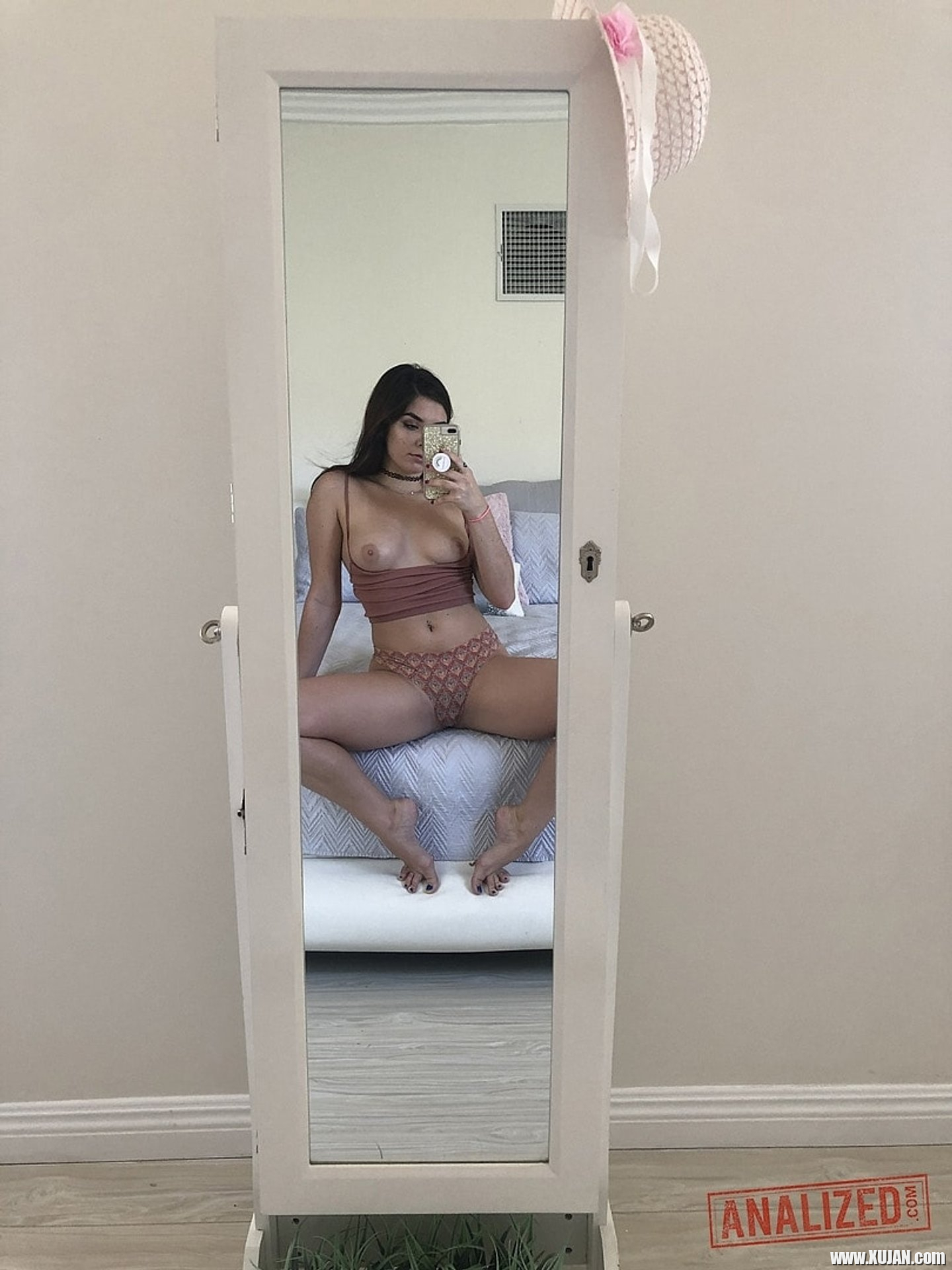 Keira Croft loves to tease and spread tight Booty - Photo #3420677