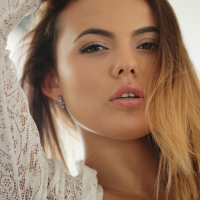 Vanessa Decker puts her delicious Body on Display
