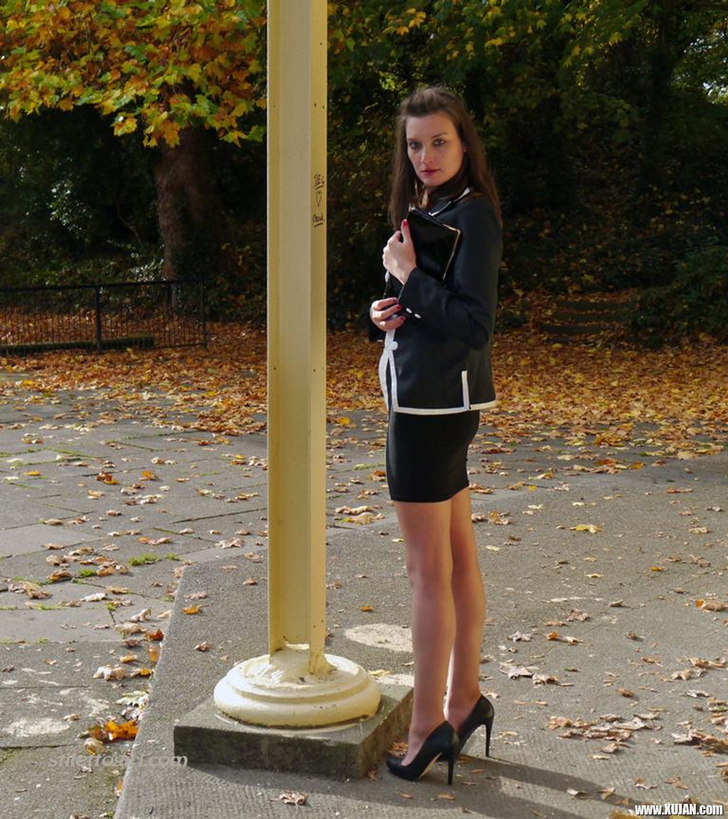 Gorgeous Gal posing outdoors wearing high Heels - Photo #3428256