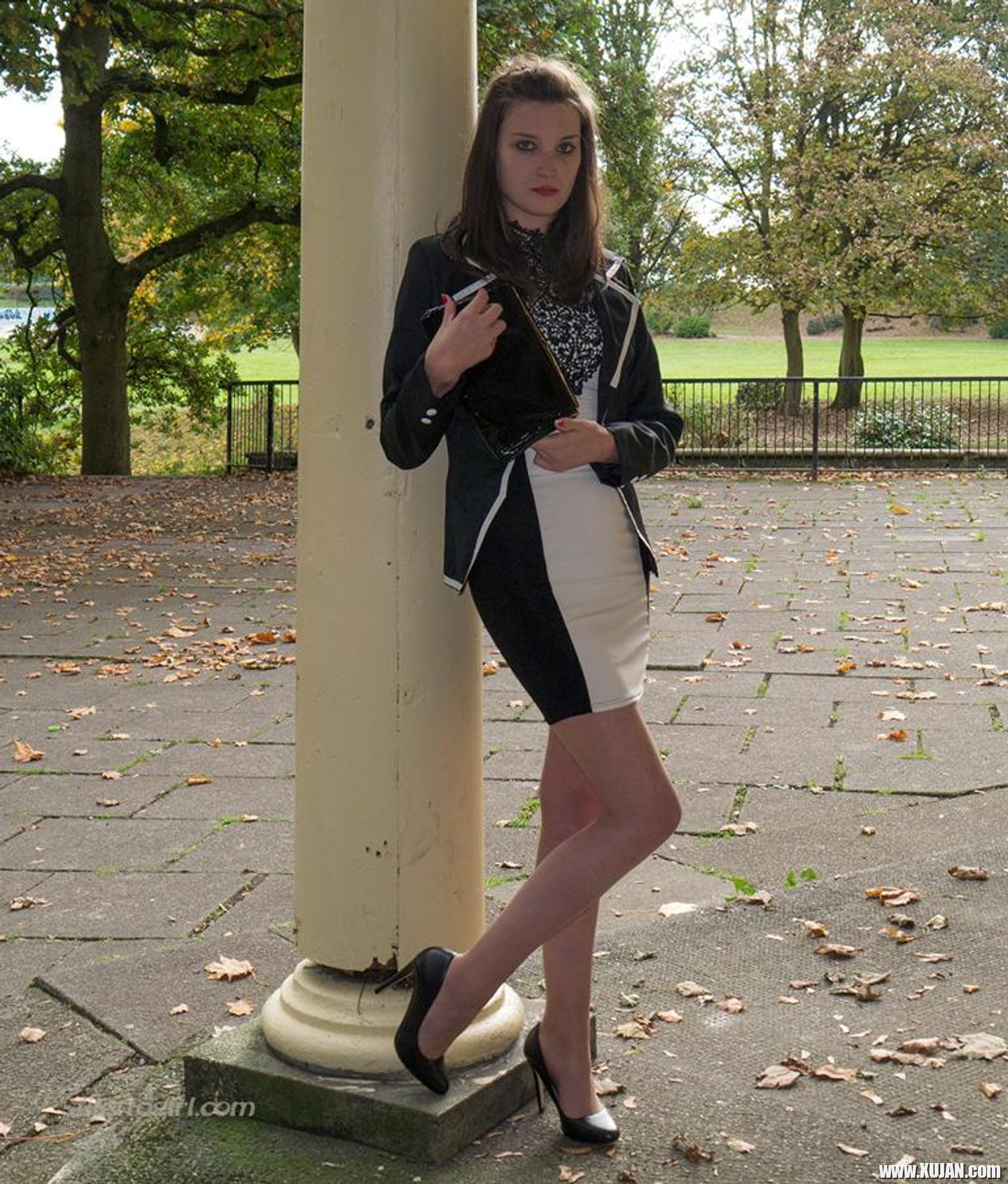 Gorgeous Gal posing outdoors wearing high Heels - Photo #3428257