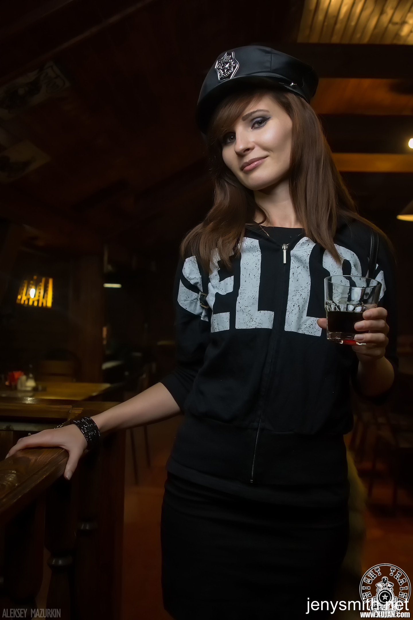 Sexy Cop Jeny Smith enjoys stripping in a Bar - Photo #3432453