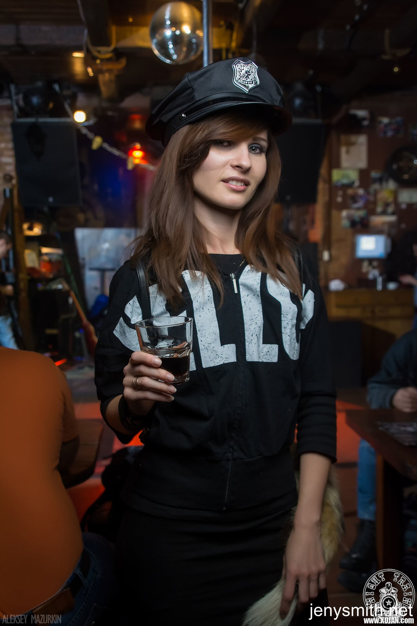 Sexy Cop Jeny Smith enjoys stripping in a Bar - Photo #3432454