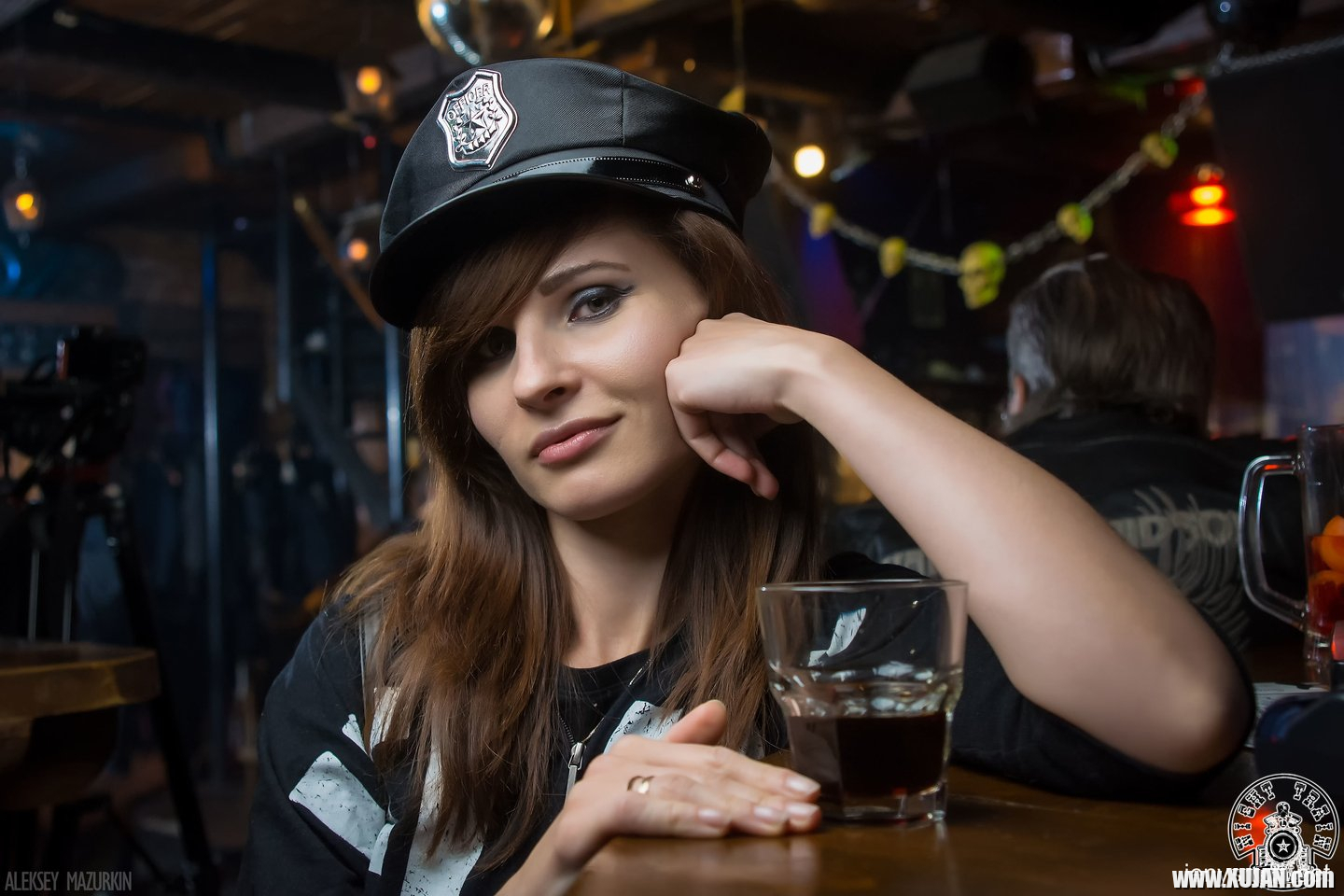 Sexy Cop Jeny Smith enjoys stripping in a Bar - Photo #3432455