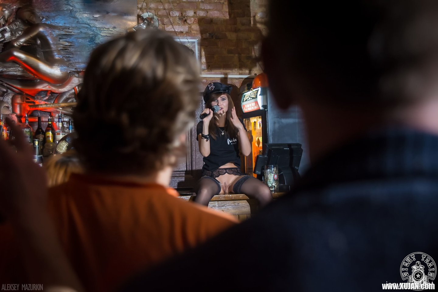 Sexy Cop Jeny Smith enjoys stripping in a Bar - Photo #3432463