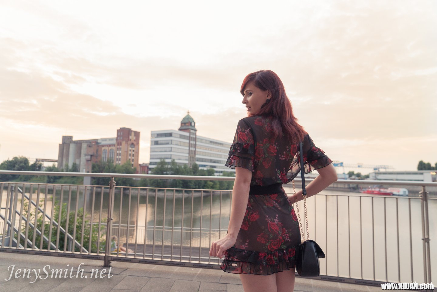 Jeny Smith struts around Town showing off Her Ass - Photo #3434309