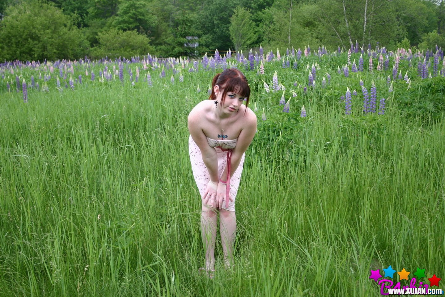 Cute Model B4rbi3 enjoys posing in a green Field - Photo #3439565