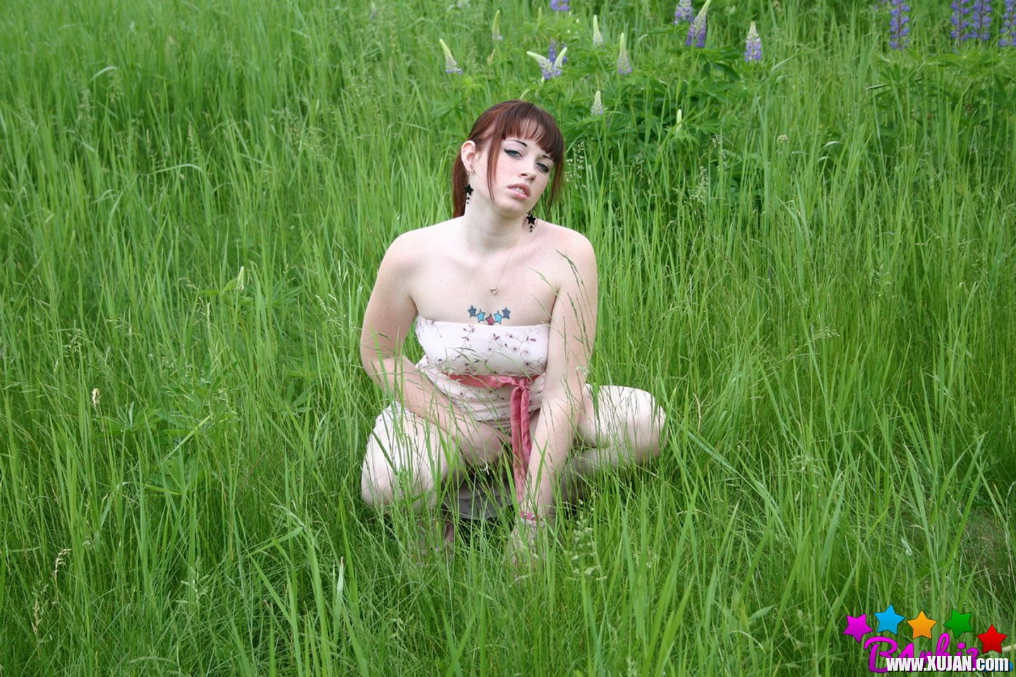 Cute Model B4rbi3 enjoys posing in a green Field - Photo #3439566