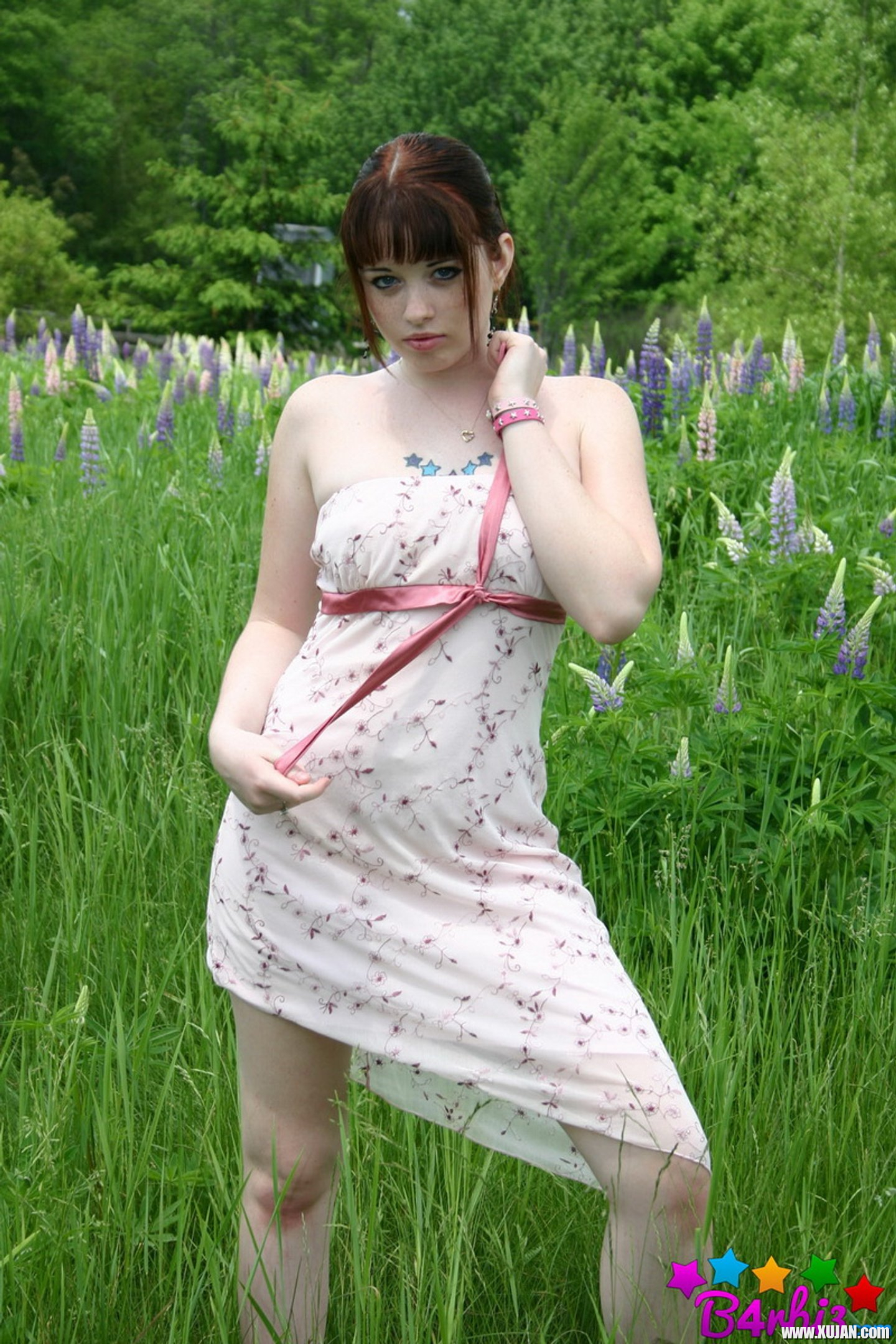 Cute Model B4rbi3 enjoys posing in a green Field - Photo #3439568