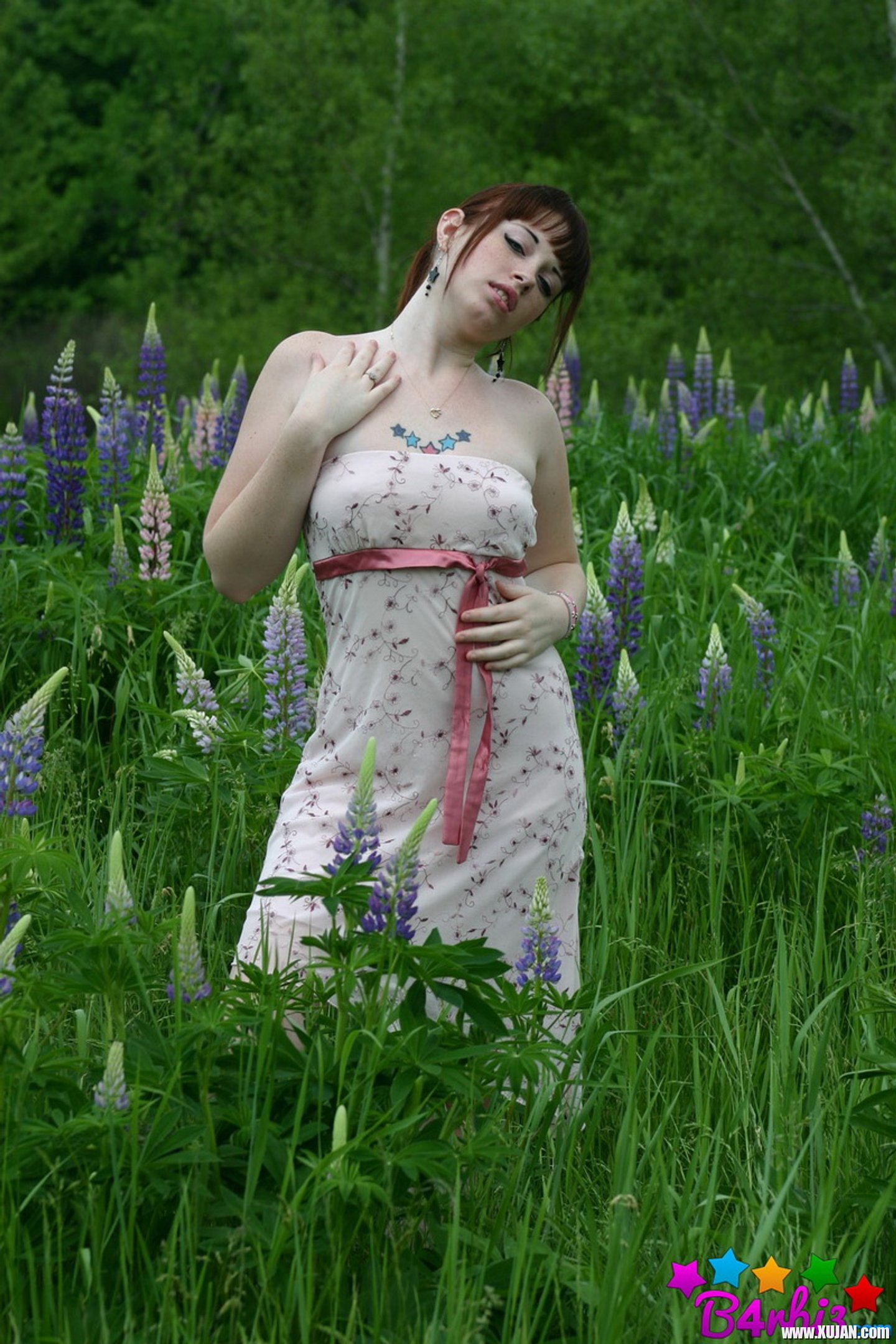 Cute Model B4rbi3 enjoys posing in a green Field - Photo #3439571