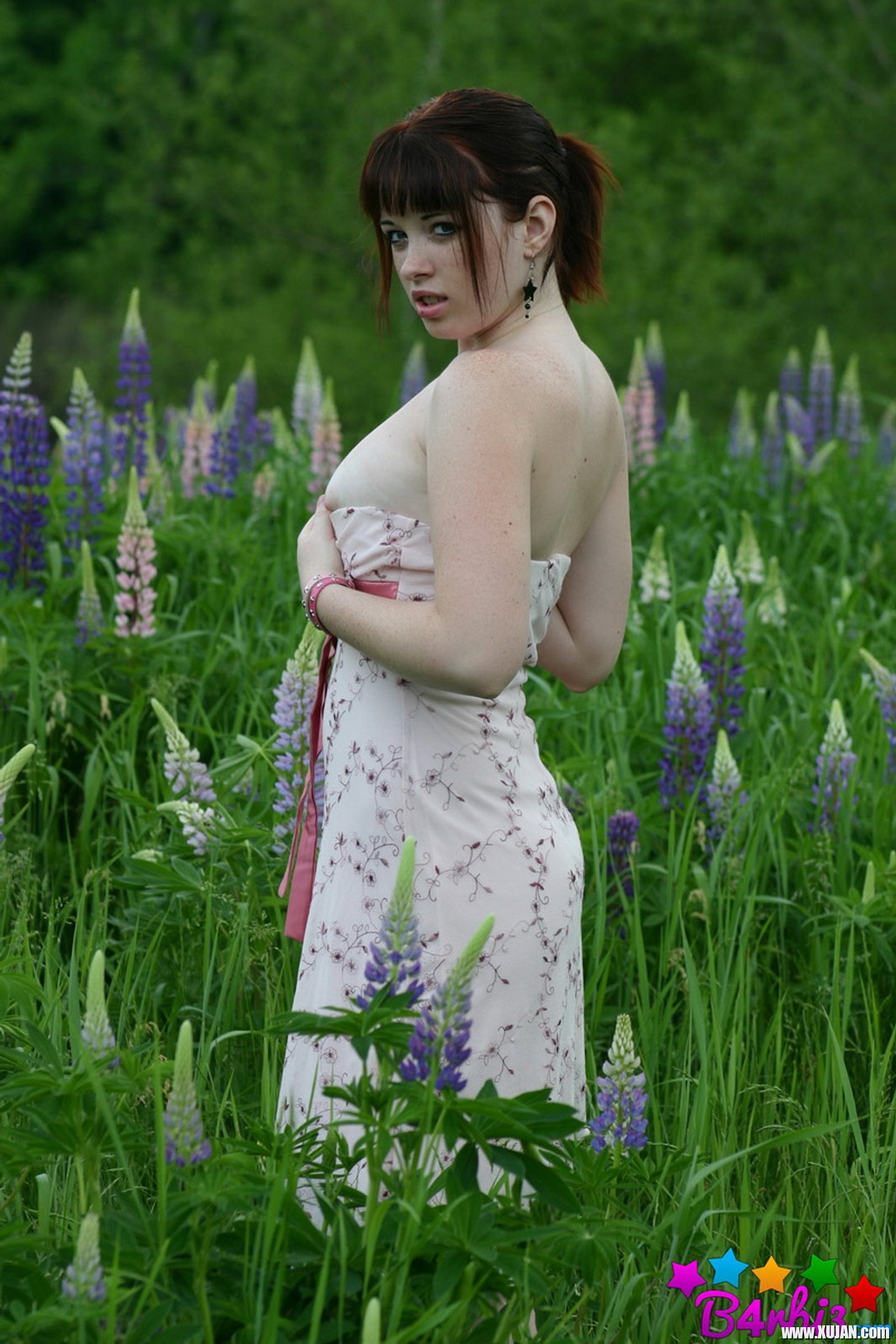 Cute Model B4rbi3 enjoys posing in a green Field - Photo #3439574