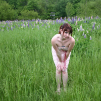 Cute Model B4rbi3 enjoys posing in a green Field