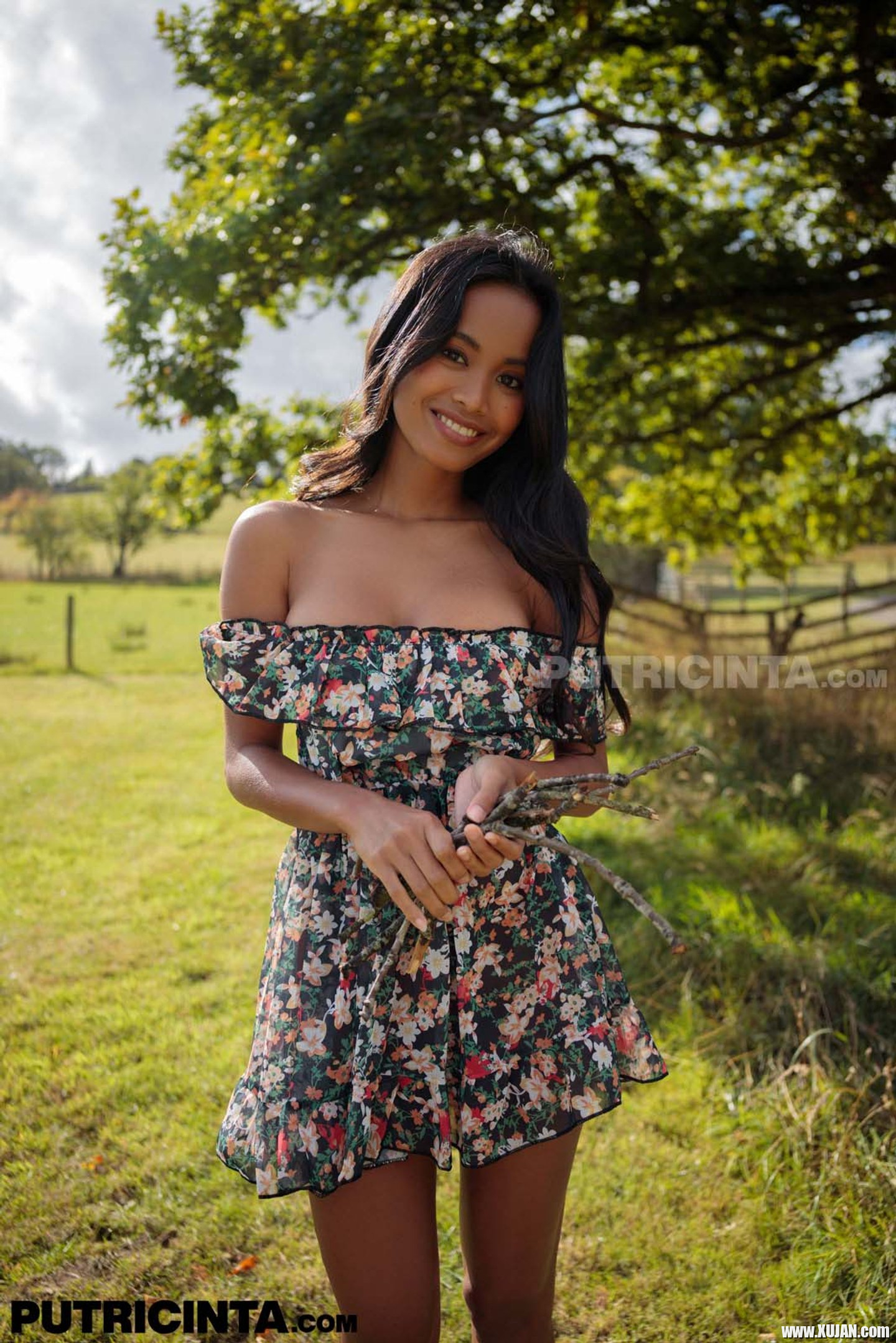 Putri Cinta has a dress that magically uncovers her tits at a BBQ - Photo #3440962
