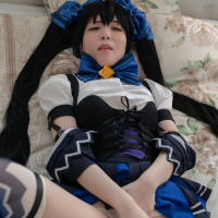 Mari Hirose plays with her tight pussy on the bed in cosplay