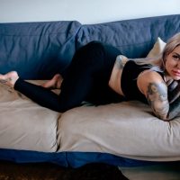 Alt girls Veronique Tinkler TS Amy Nosferatu suck dick during threesome