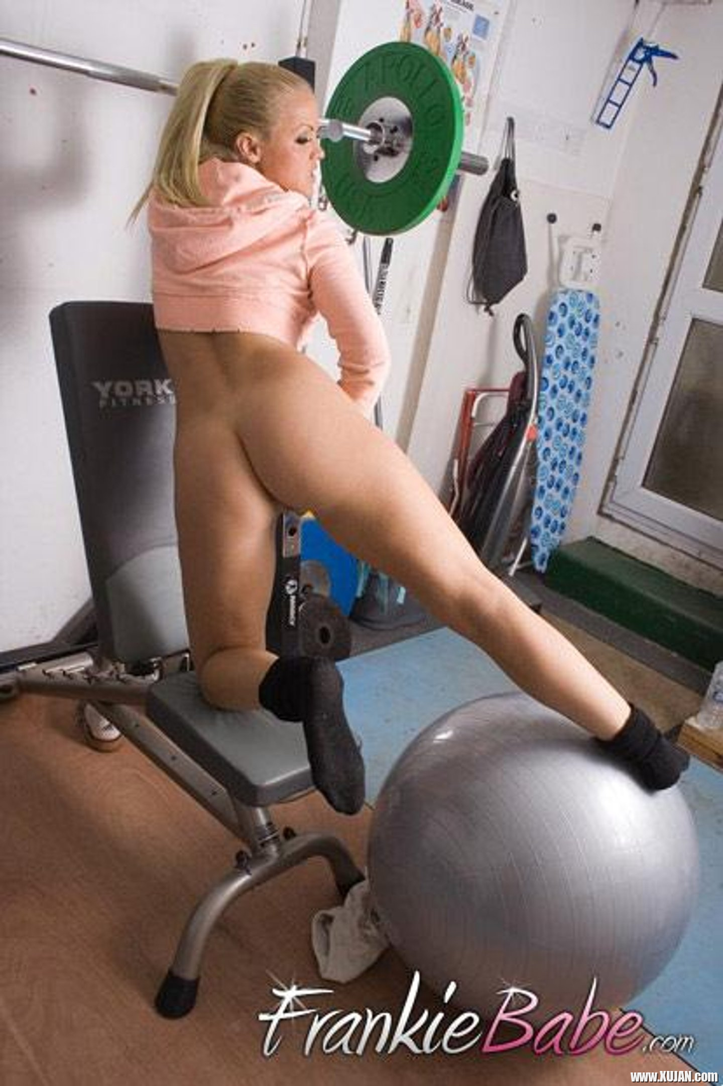 Hot Frankie Babe takes off her Clothes at the Gym - Photo #3452470