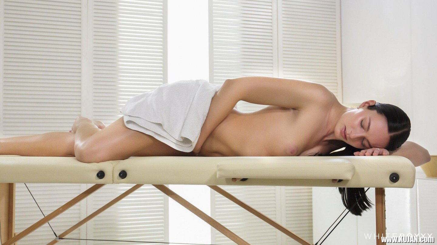 Lee Anne plays with vibrator on a massage table - Photo #3453741
