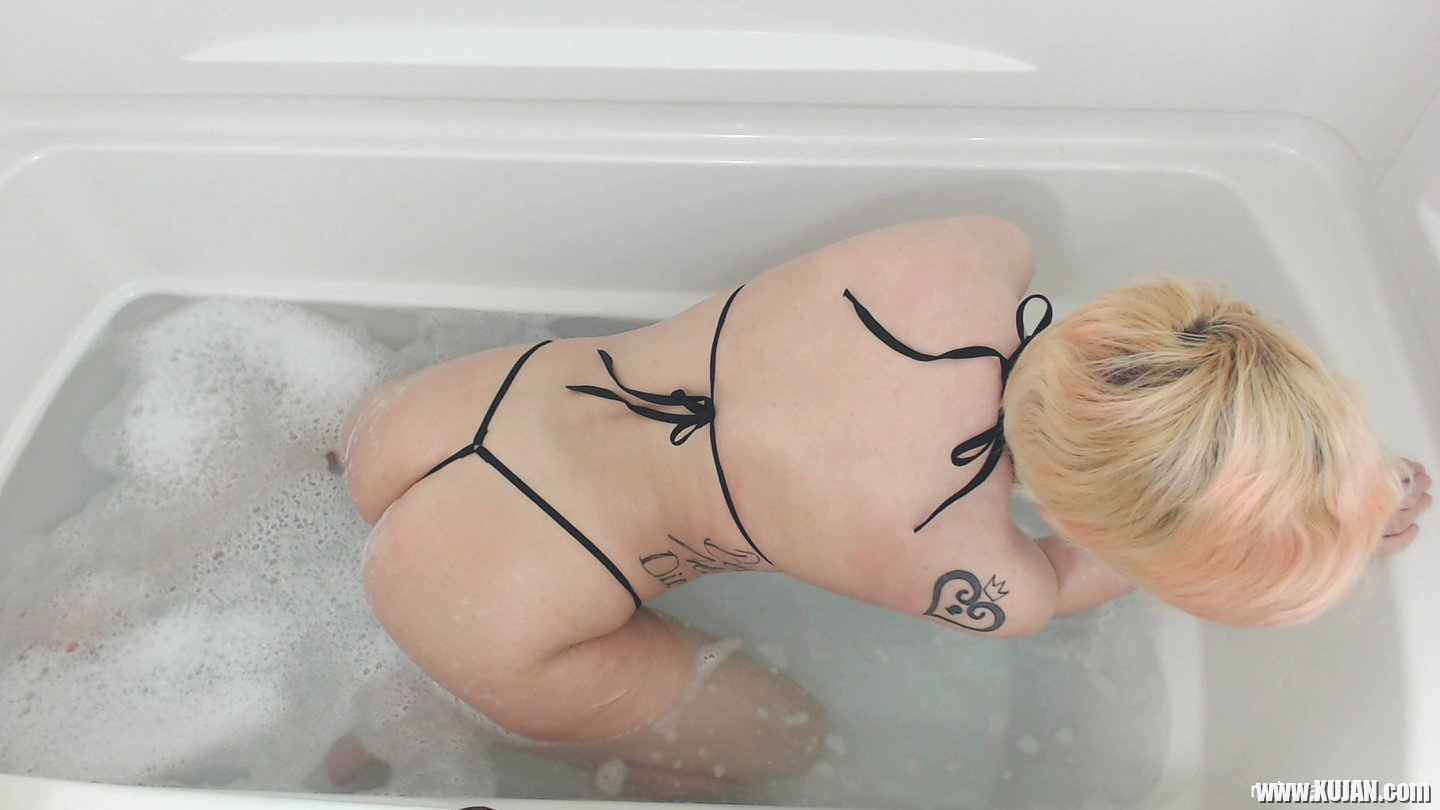 Ryden Armani exposing her Boobs in the Bathtub - Photo #3457118
