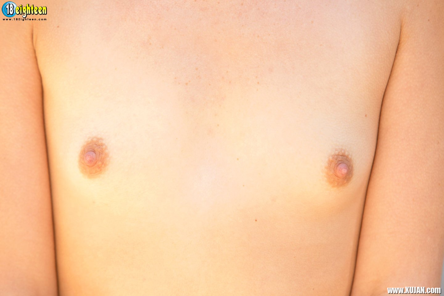 Brunette Hottie Britt Shields shows her tiny Tits - Photo #3457393
