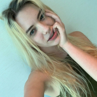 Kenna James loves to get nude and spread Snatch
