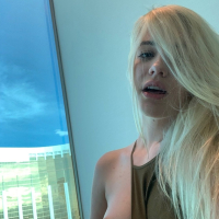 Kenna James loves to get nude and spread Snatch