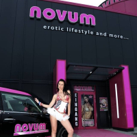Hot MILF Texas Patti goes on tour to erotic events