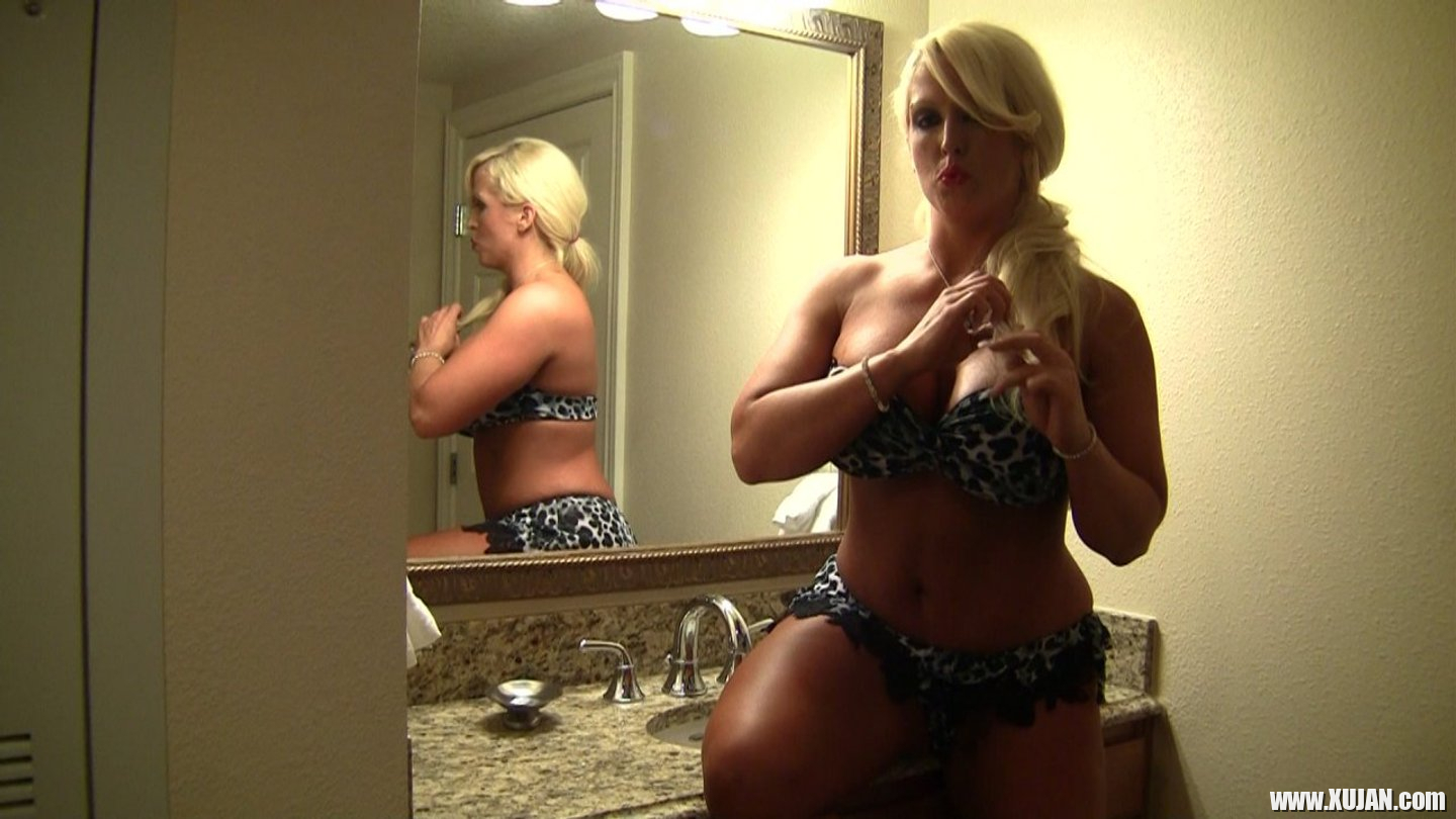 Curvy MILF Alura Jenson rubs her wet coochie - Photo #3466480