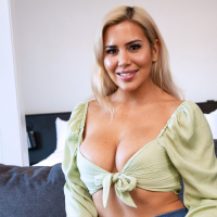 Bigtitted MILF Caitlin Bell knows how to handle a big hard pecker