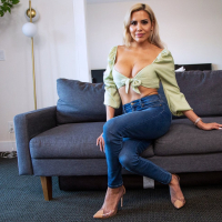 Bigtitted MILF Caitlin Bell knows how to handle a big hard pecker