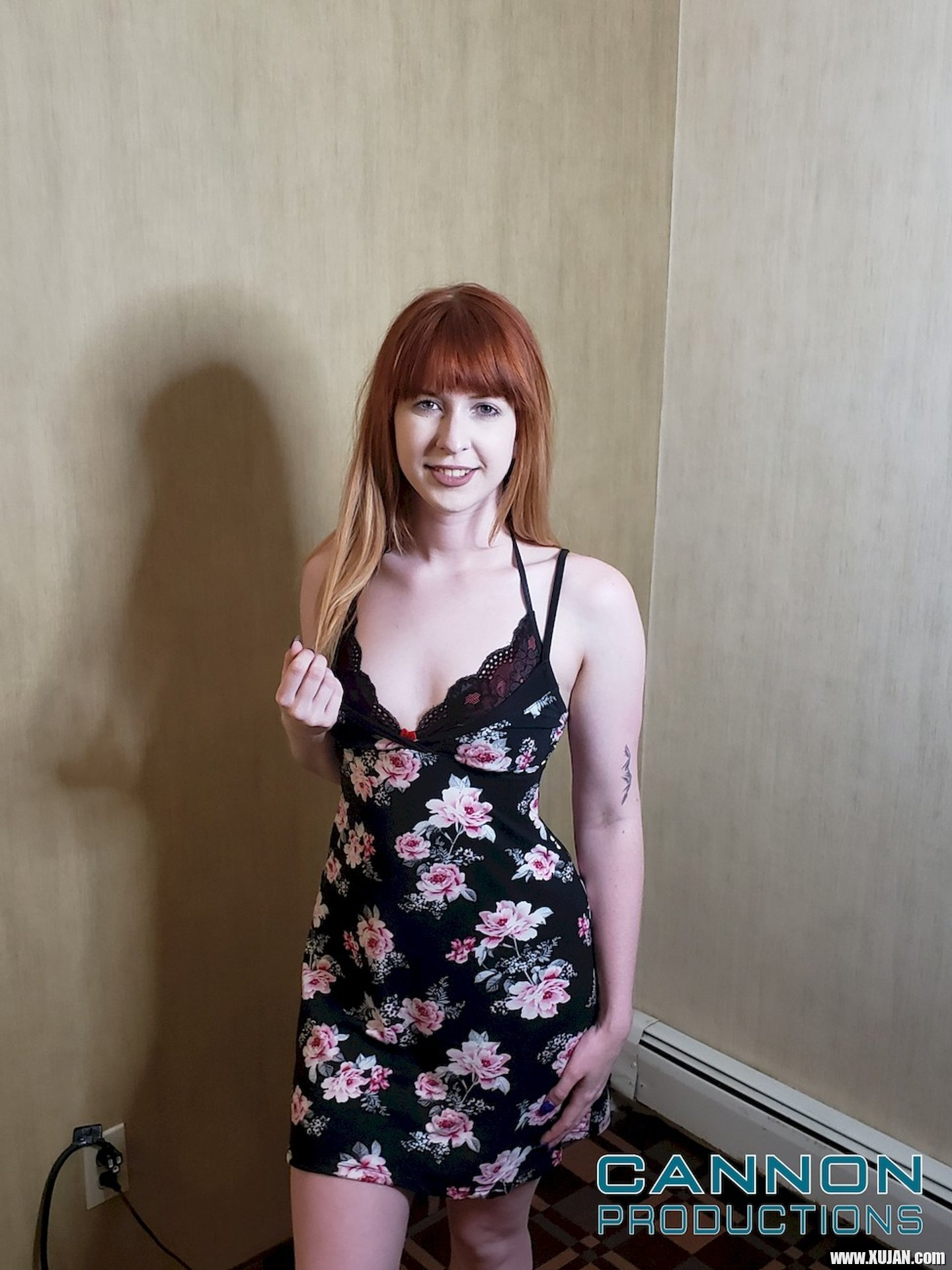 Pretty chick Hannah Grace takes off her flower dress and poses in lingerie - Photo #3470531