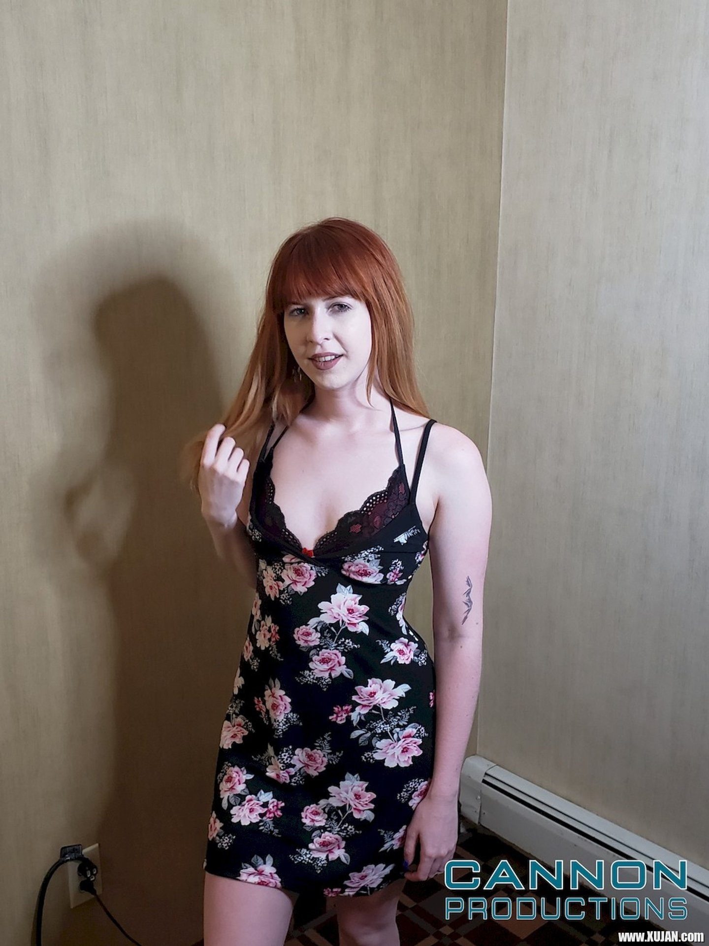 Pretty chick Hannah Grace takes off her flower dress and poses in lingerie - Photo #3470534