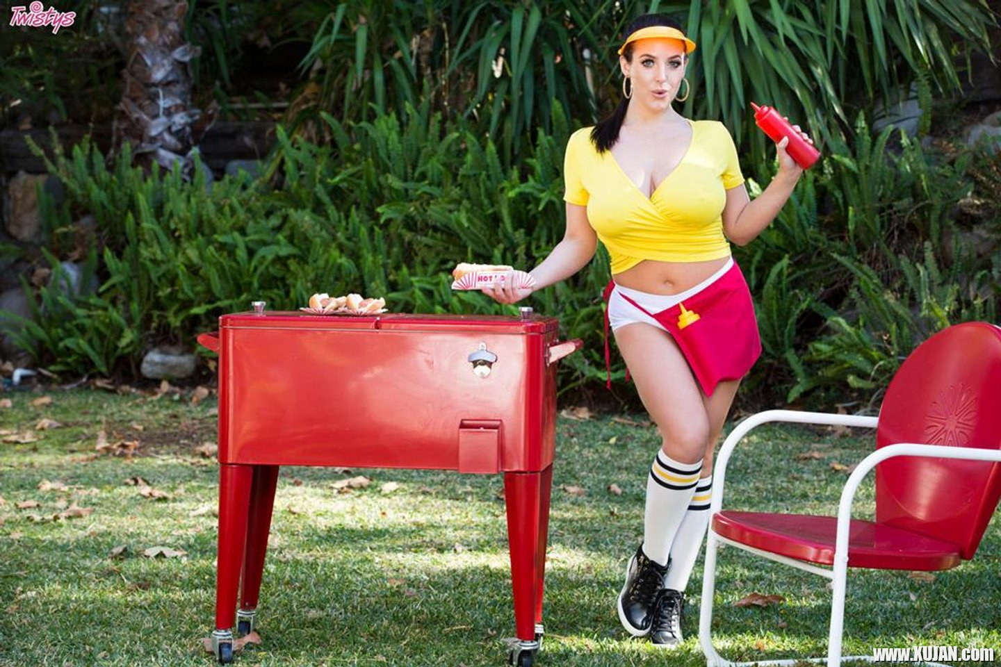 Sporty Hottie Angela White spreads her wet Muff - Photo #3472704