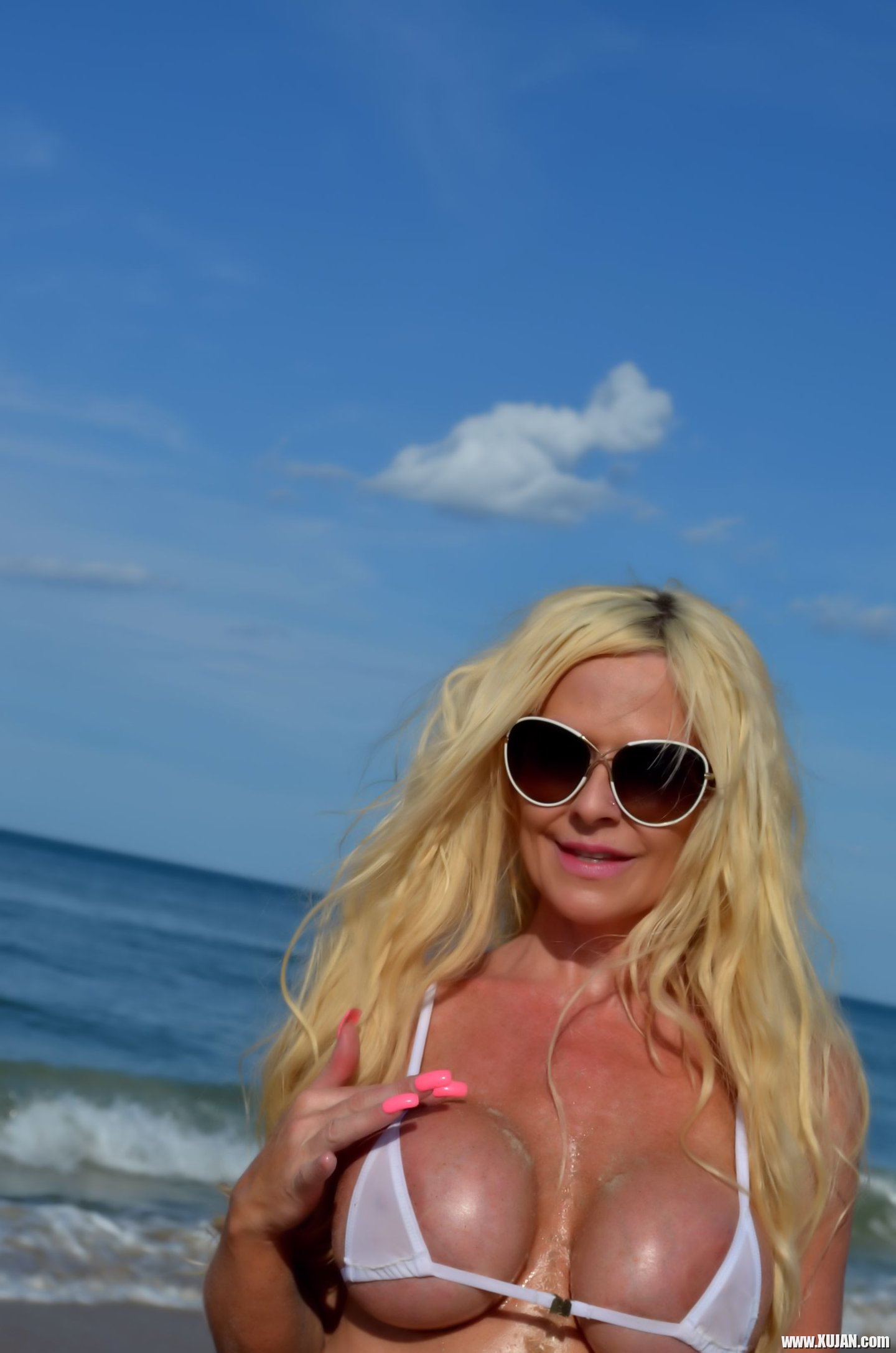 Kelley Cabbana soaking up the Sun in micro Bikini - Photo #3472965