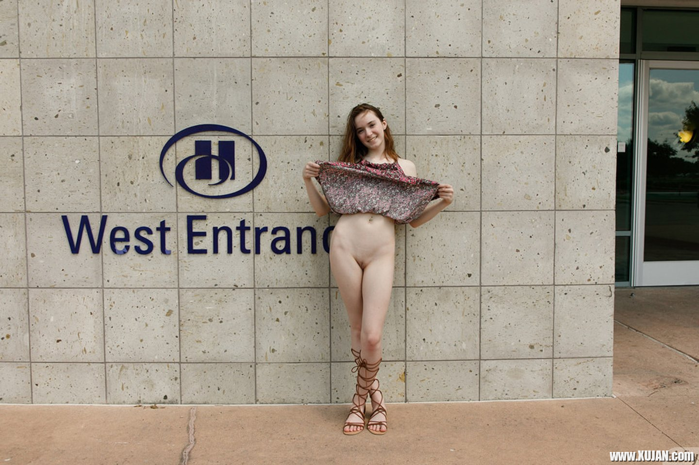 Daring Hazel Moore flashing inside her hotel - Photo #3474214