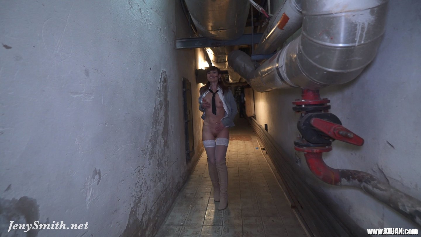 Kinky Jeny Smith shows her hot Pussy in a Hallway - Photo #3474844