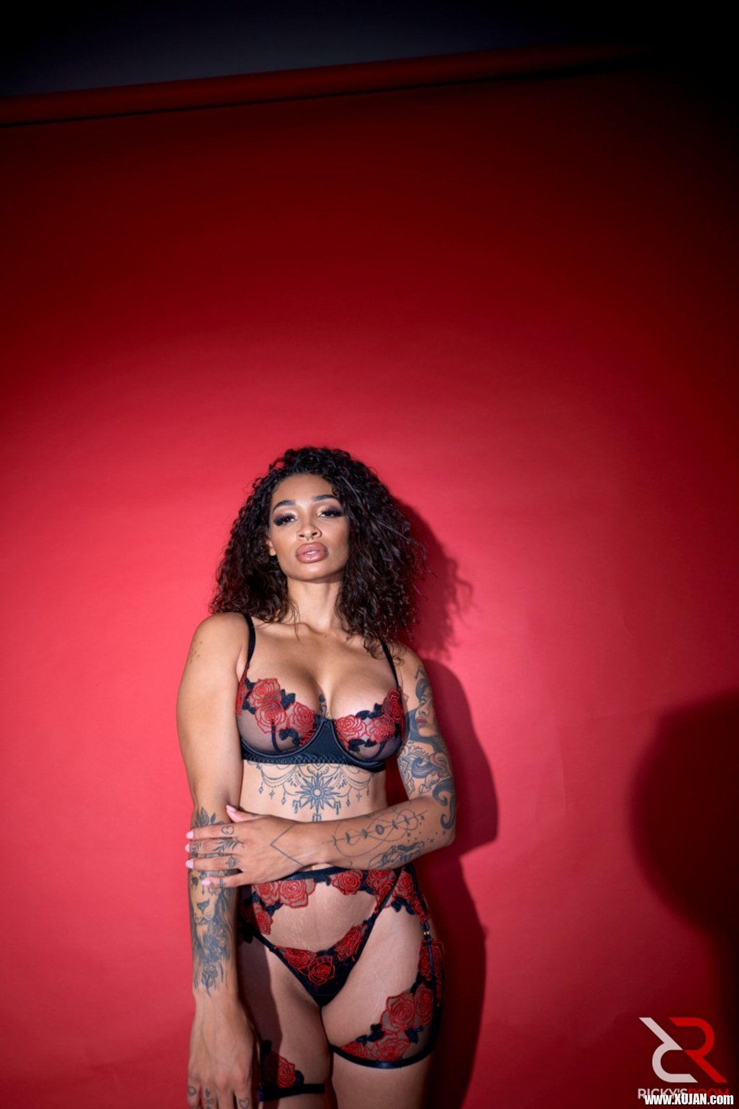 Curvy beauty Erotic Medusa is teasing in her sexy lingerie - Photo #3475439