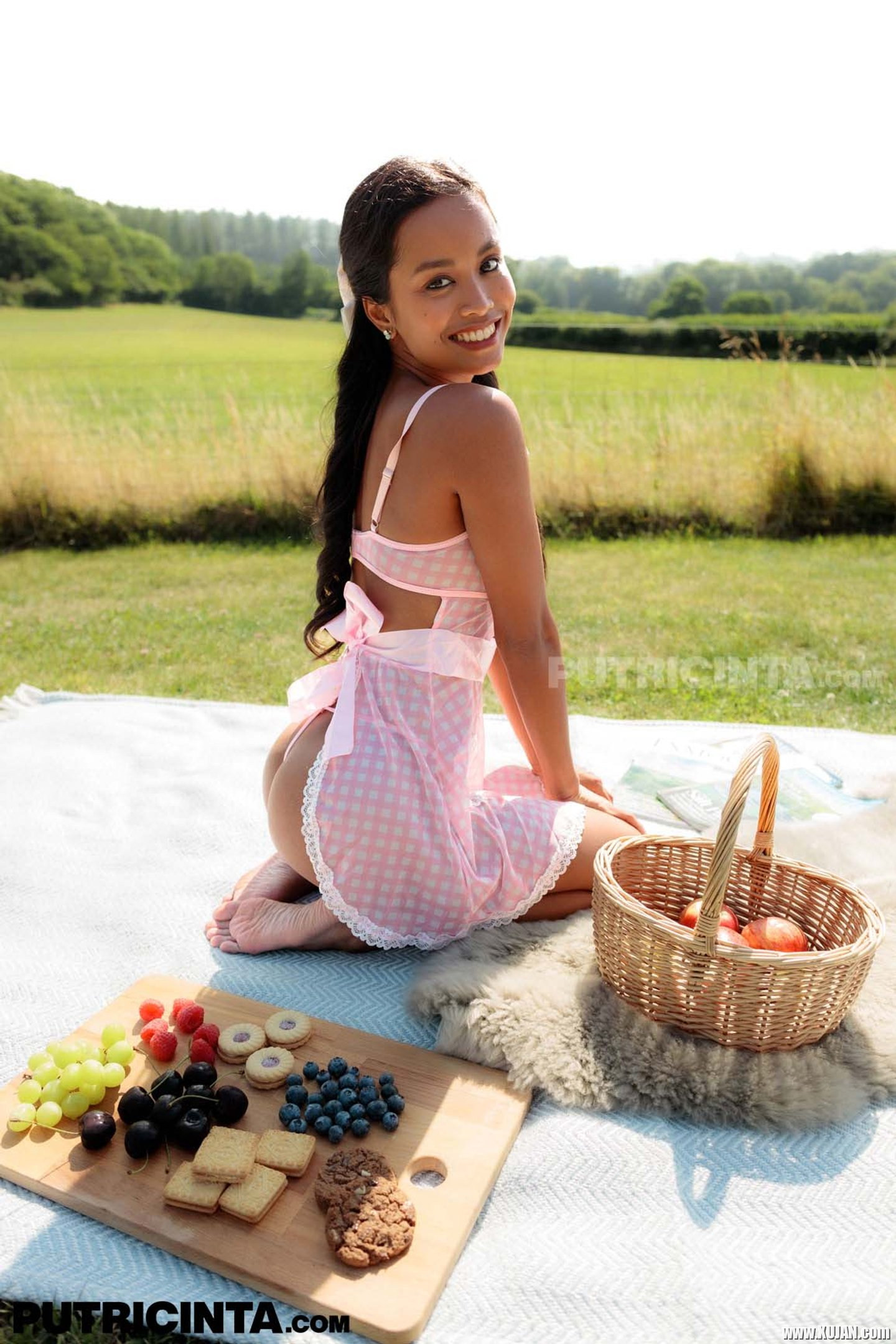 Putri Cinta has a picnic and shows her tits in the sunshine - Photo #3481293