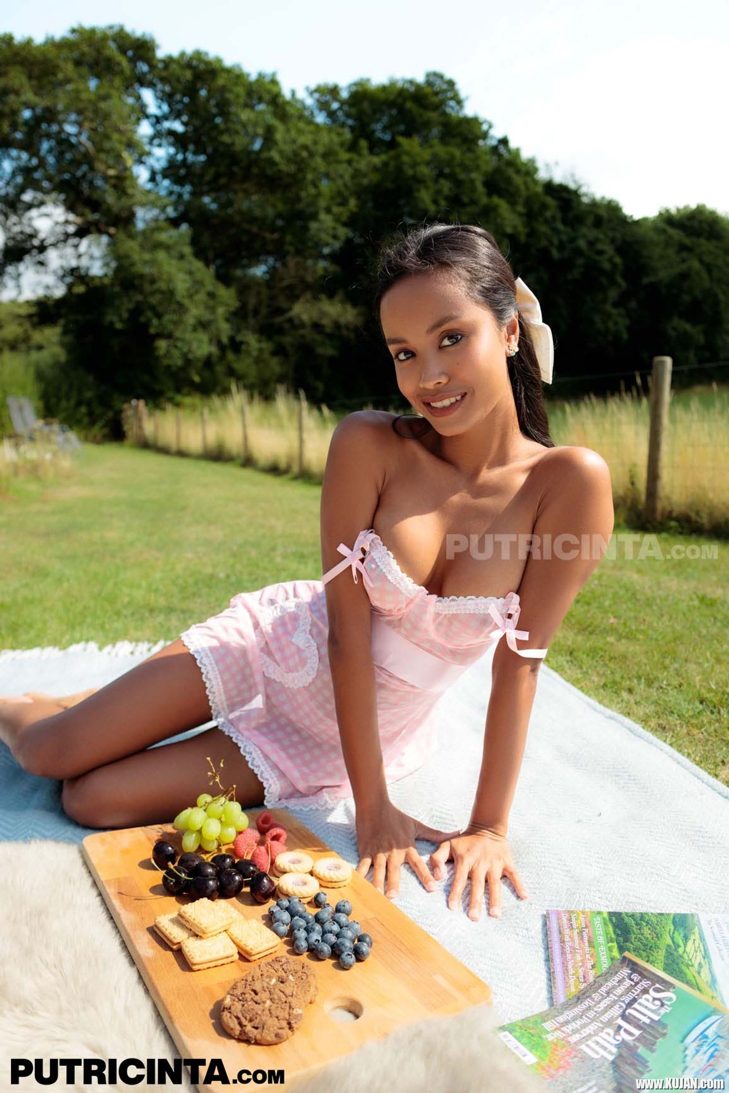 Putri Cinta has a picnic and shows her tits in the sunshine - Photo #3481301