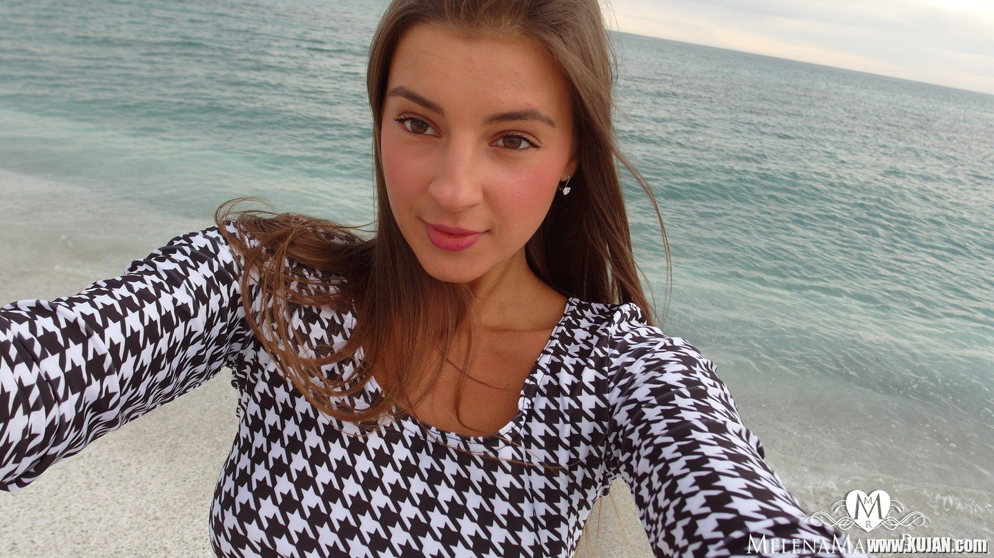 Solo babe Melena Maria Rya posing naked on the beach - Photo #3481752