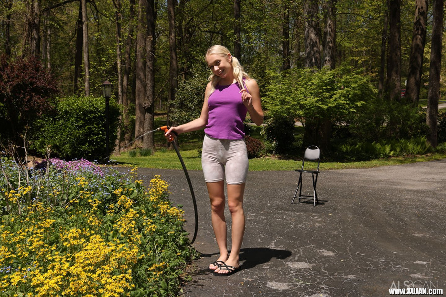 Kinky gardener Braylin Bailey plays with carrot - Photo #3495436
