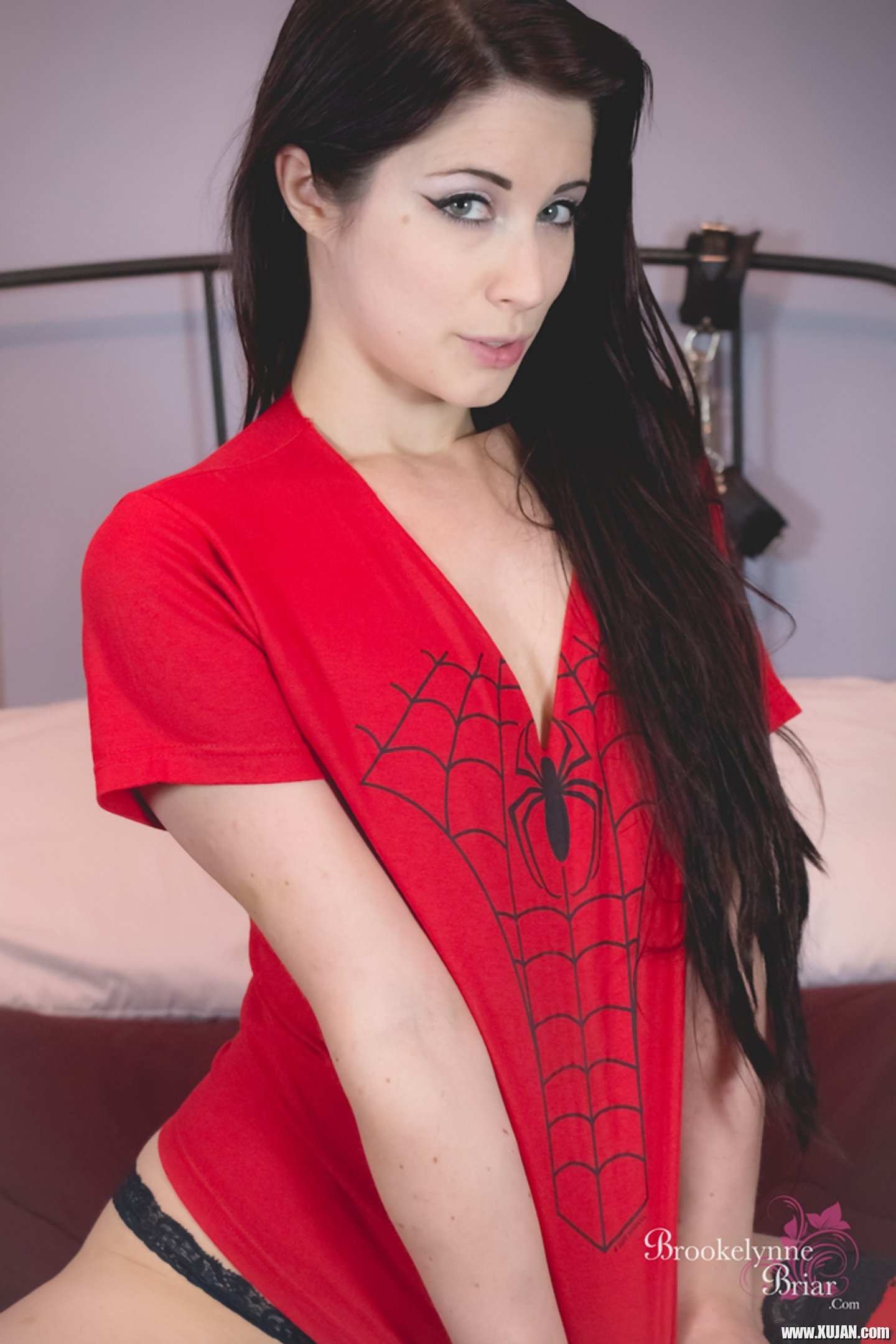 Erotic Babe Brookelynne Briar peels her Thong off - Photo #3495916