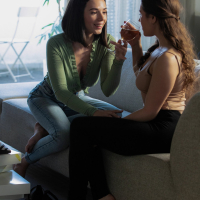Eve Sweet invites Sereyna Gomez for pussylicking