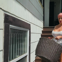 Busty cougar Ryan Keely fucks on washing machine