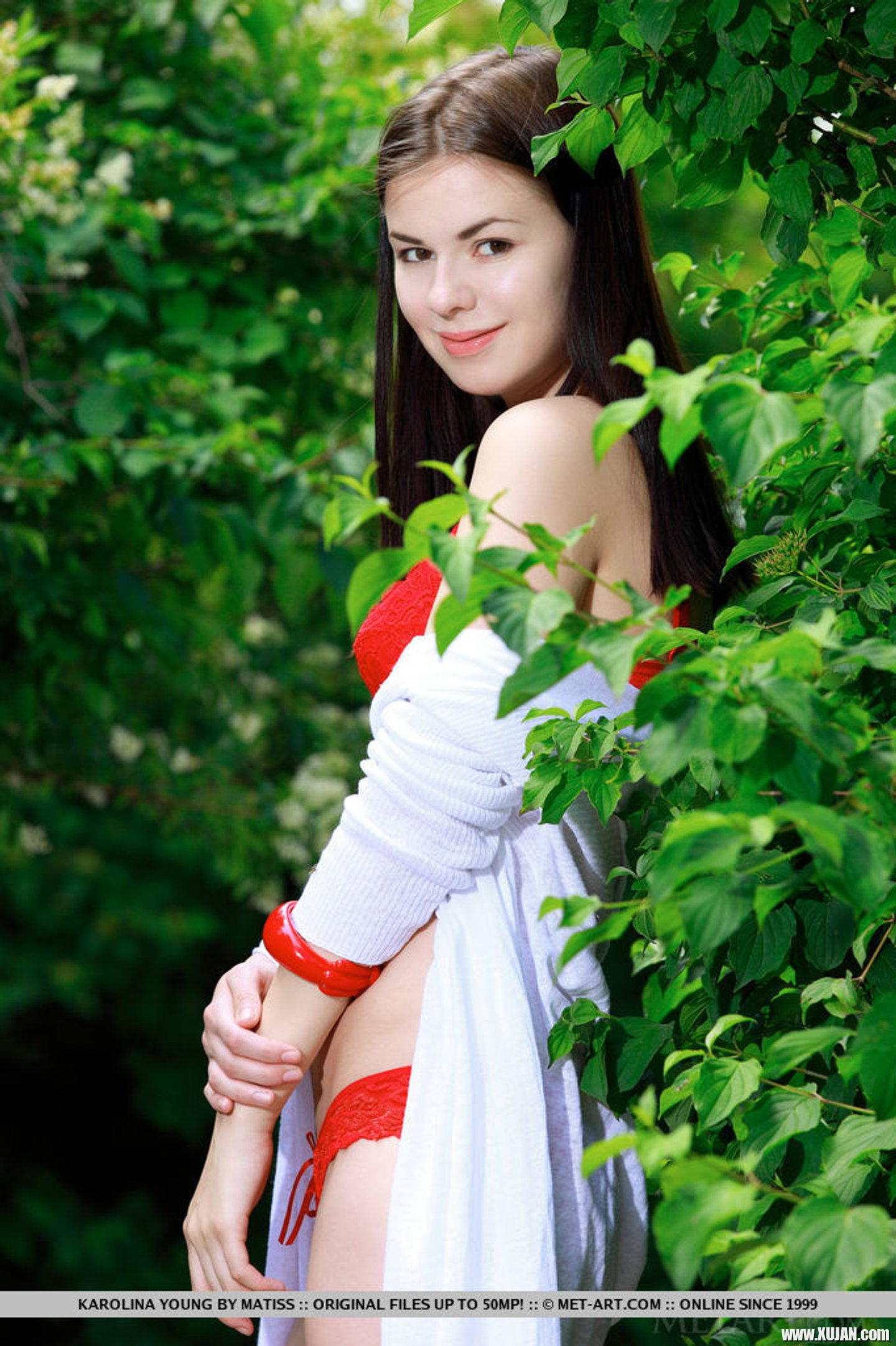 Karolina Young strips her red Underwear by a Bush - Photo #3499419
